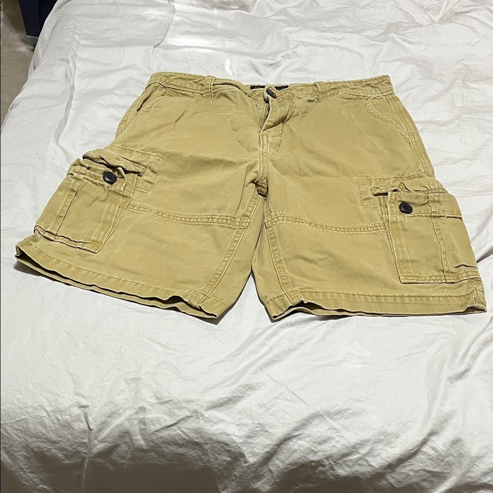 Aeropostale Cargo Shorts, preowned.
